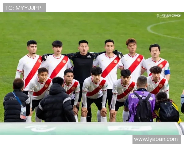 足球巨星与球迷亲密互动现场亲手碰拳引发热烈反响